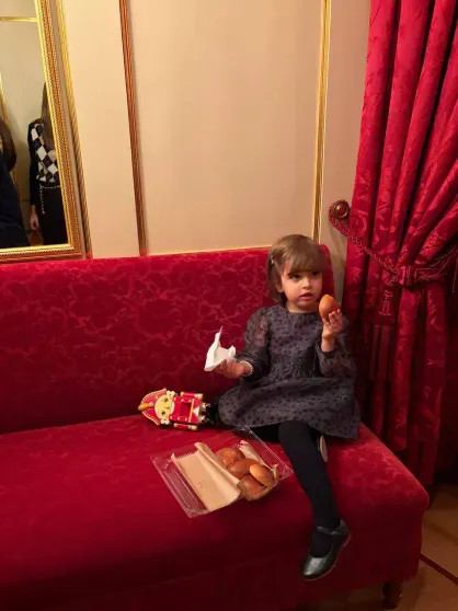 Саша Новикова и Федук с дочерью, Агата Муцениеце и Пётр Дранга, Антон и Елена Пинские, Карина Нигай и все-все смотрят "Щелкунчик" в Большом театре