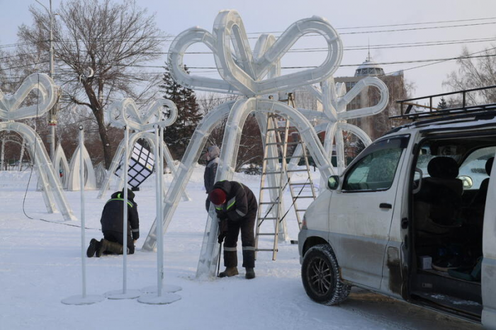 Новогодний городок начали разбирать на площади Свободы в Барнауле. Фото