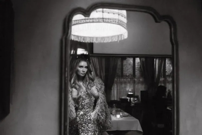 Русская аферистка Анна Делви снялась в кокошнике и на фоне матрёшек