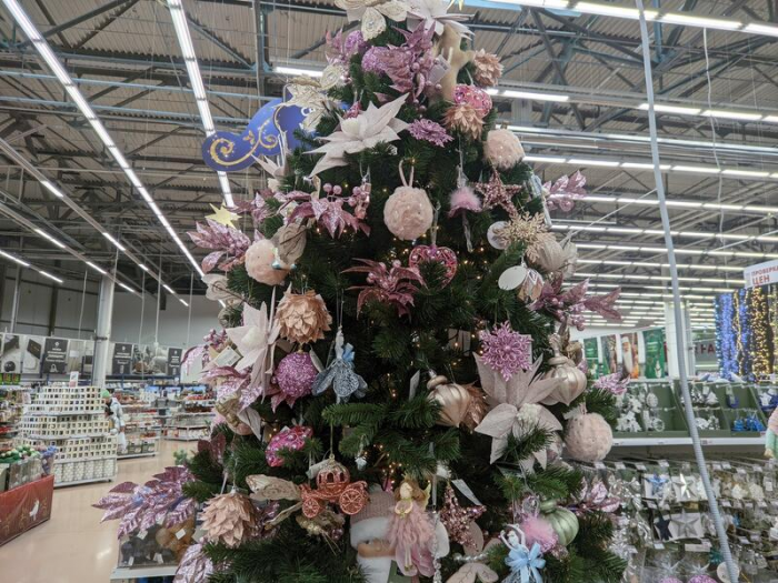 Мохнатые, аппетитные и черные. Какие новогодние игрушки можно найти в магазинах Барнаула