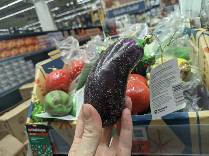 Мохнатые, аппетитные и черные. Какие новогодние игрушки можно найти в магазинах Барнаула