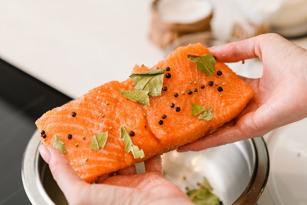 Как вкусно засолить нерку в домашних условиях: сухой и мокрый способы