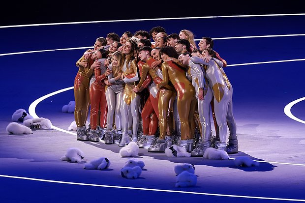 Танцующие кофеварки, декольте Марайи Кэри и путешествие во времени. Самые яркие кадры церемонии открытия зимней Олимпиады-2026