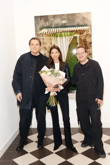 Константин Эрнст, Ольга Свиблова, Мария Миногарова с мужем и сын Анны Михалковой на открытии выставки в Москве