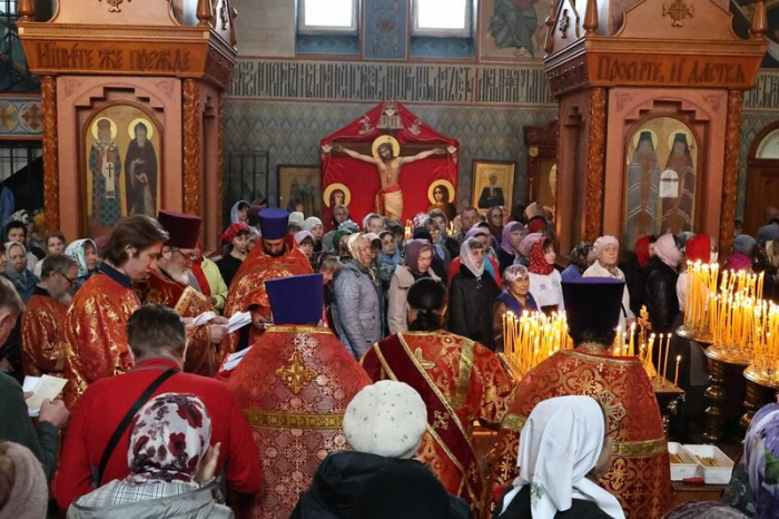 Свечи, молитвы и милостыня: фоторепортаж из храма Иоанна Богослова в день Радоницы