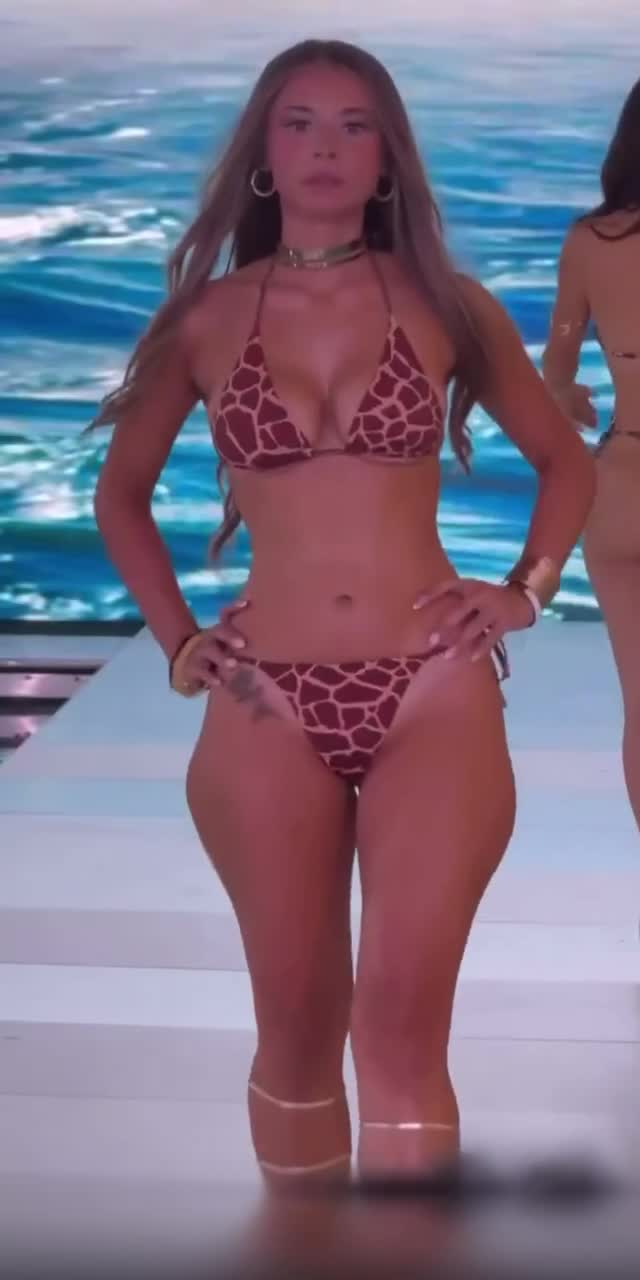 Модели в купальниках: смотрим невероятно горячие фото с недели моды Miami Swim Week — 2026