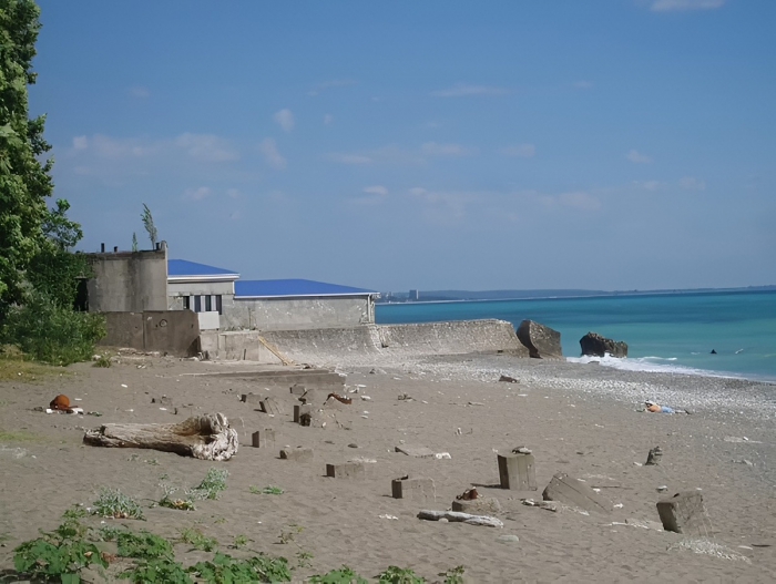"Да, у нас разруха и бардак, но вы всё равно приедете". Абхазы объяснили, почему ничего не делают с этим