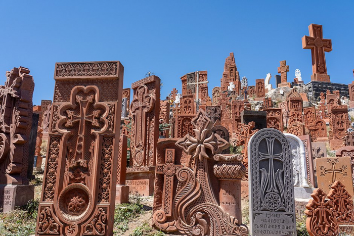 Старше Рима и дружелюбнее мегаполисов. Что притягивает туристов в Ереван и чем там заняться?