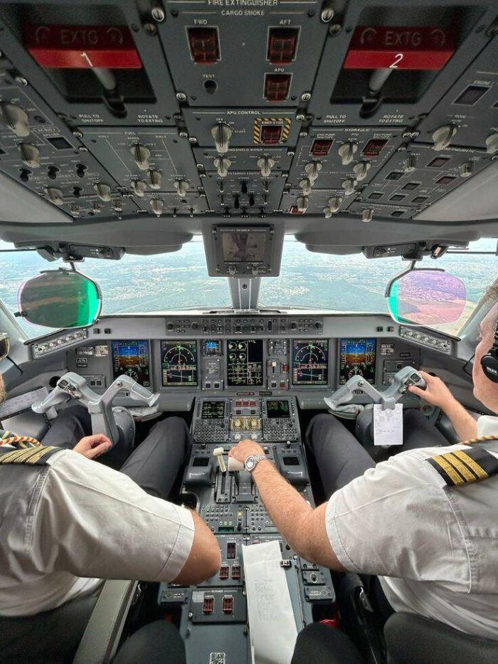 Почему самолеты совершают рейсы без пассажиров: необходимость или расчет?