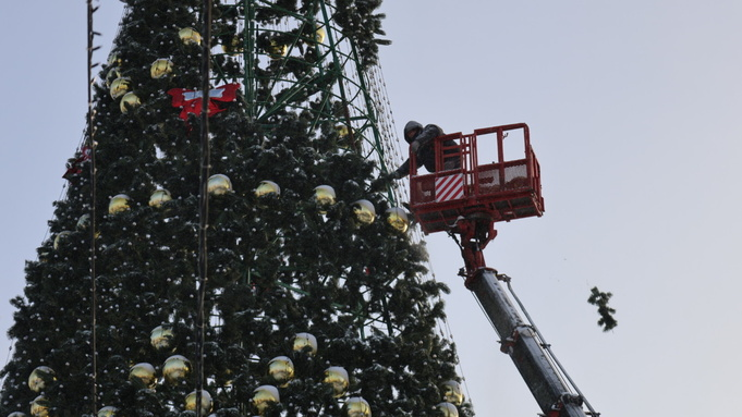 Новогодний городок начали разбирать на площади Свободы в Барнауле. Фото