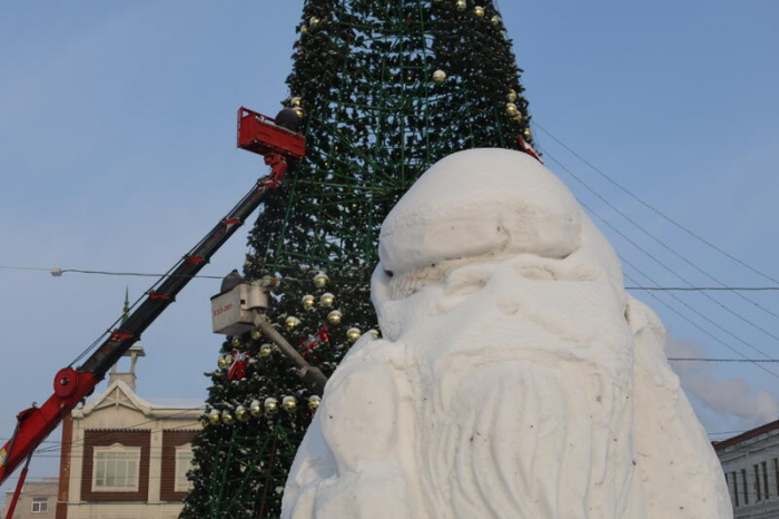 Новогодний городок начали разбирать на площади Свободы в Барнауле. Фото