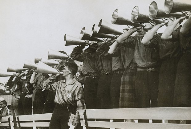 «Долой чаевые подачки» На улицы вышли тысячи барменов и официантов. Как самая странная забастовка изменила ход истории России?