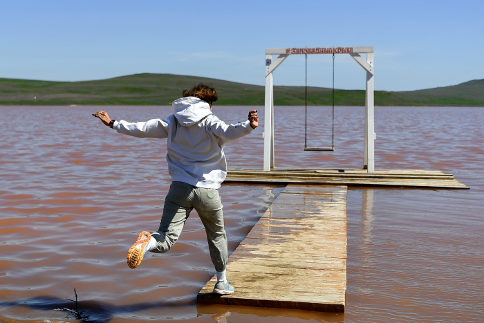 Горящие горы, поющие пески и розовое озеро. Где в России увидеть самые необычные природные явления?