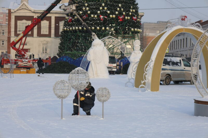 Новогодний городок начали разбирать на площади Свободы в Барнауле. Фото