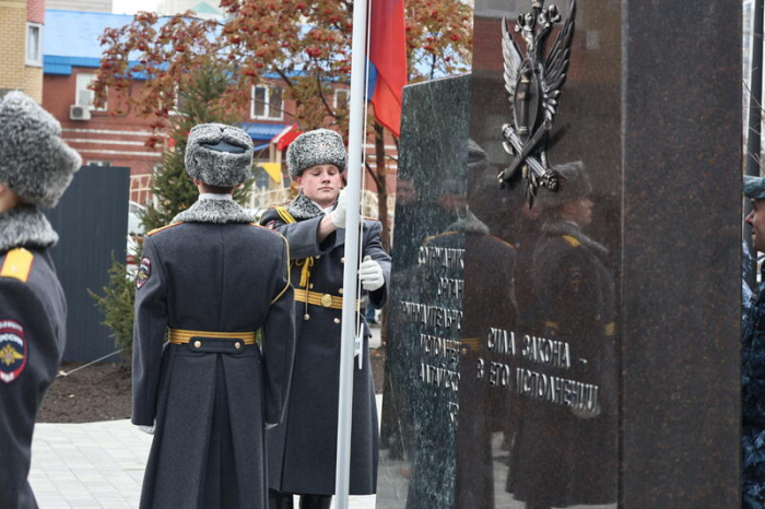 В Барнауле открыли первый в России памятник судебным приставам. Фото