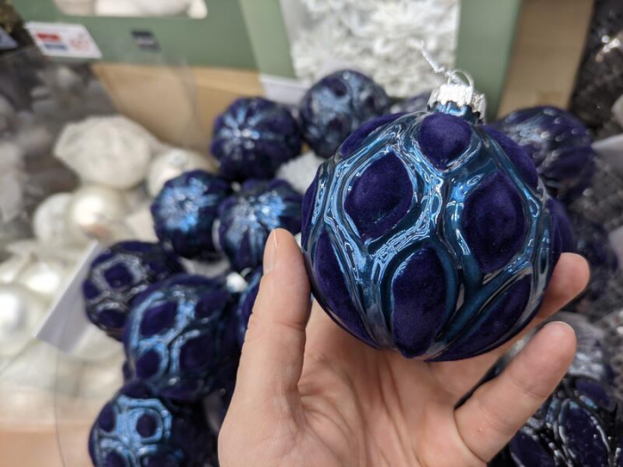 Мохнатые, аппетитные и черные. Какие новогодние игрушки можно найти в магазинах Барнаула