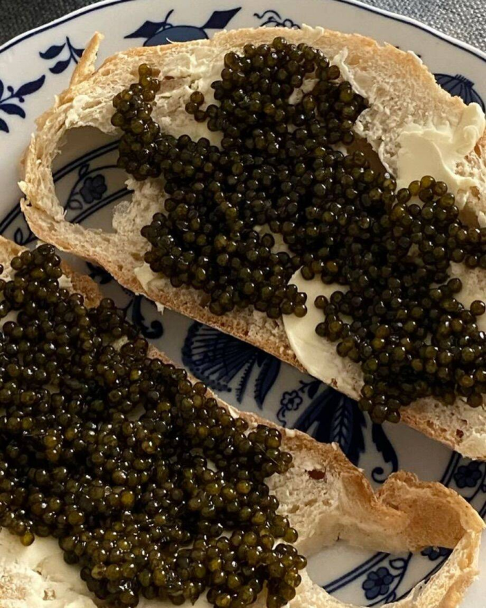 Чёрная и красная икра: в чём разница и почему чёрная дороже