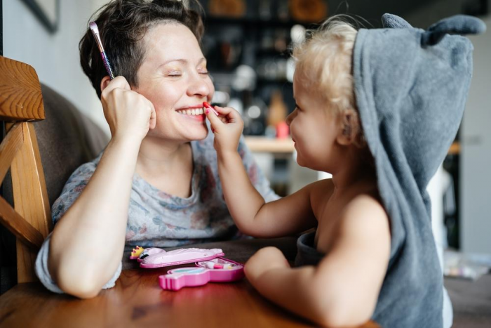 «Горячо-холодно», «Салон красоты» и «Доктор»: 10 ленивых игр для уставших родителей
