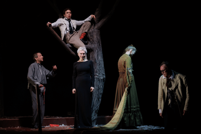 Эксперт СМИ2 о премьере в театре «Модерн»: «Вишневый сад» — триллер как он есть»