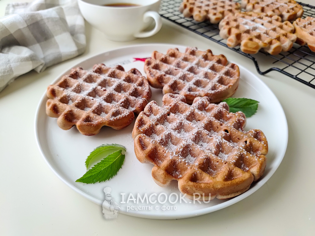 Венские вафли с бананом и клубникой