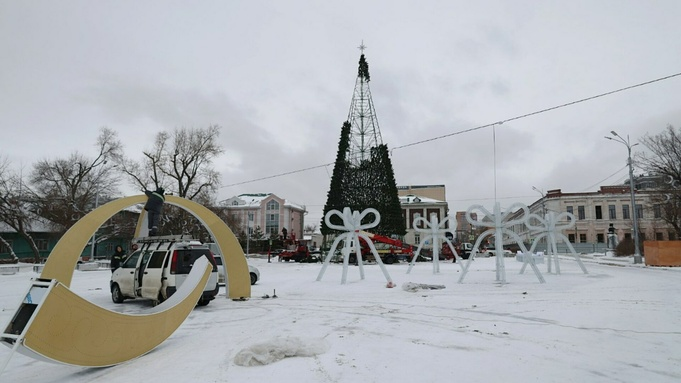 Главная городская елка на площади Свободы в Барнауле обзавелась звездой и "зеленеет". Фото