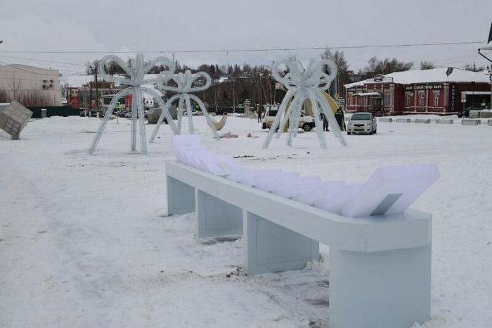Главная городская елка на площади Свободы в Барнауле обзавелась звездой и "зеленеет". Фото