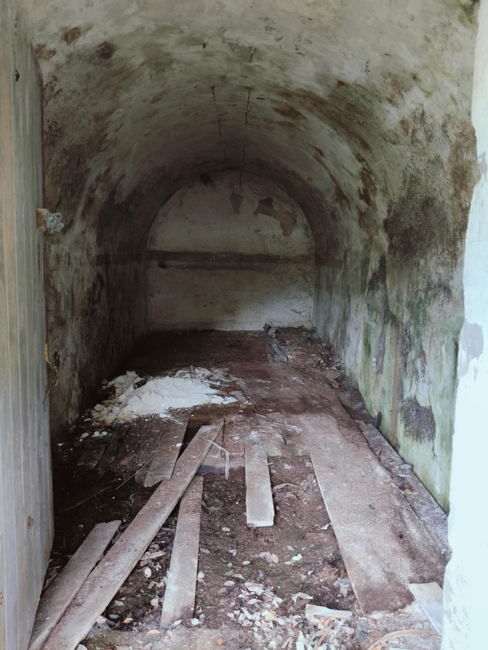 40 лет под замком. Рискнул заглянуть за замурованную дверь в скале и обнаружил заброшенный мир