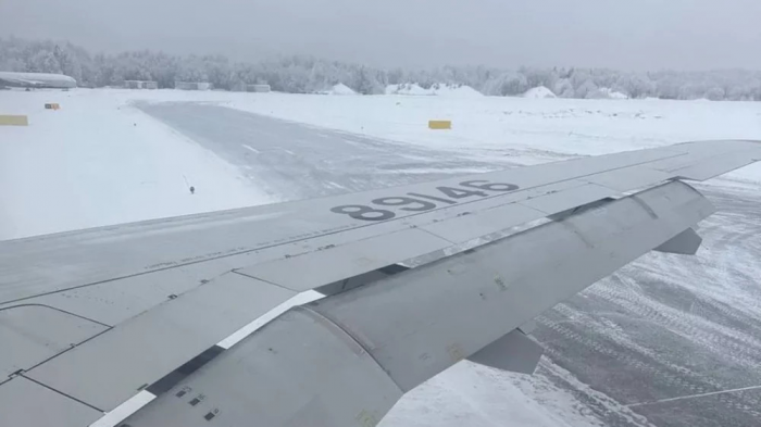 В Архангельске пассажирский самолет при посадке выкатился за пределы ВПП