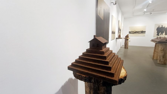 Столбы в валенках, луна боком и ржавые домики: Ринат Волигамси на «Винзаводе»