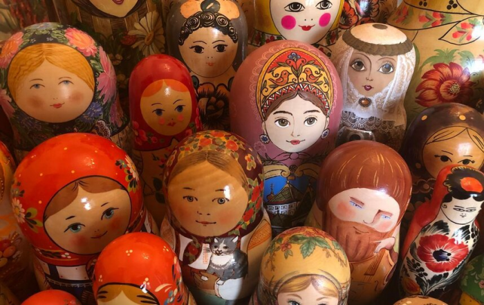 Матрёшки с коронавирусом и в космической ракете: в Петербурге символу России посвятили выставку