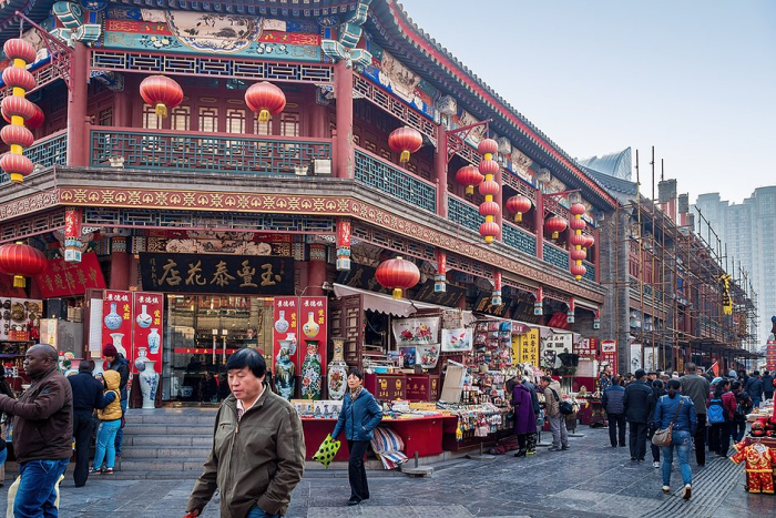 Россияне массово устремились в Китай на Новый год. Там их ждет «пивозаправка», улица роботов и родина Конфуция