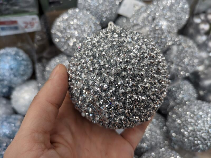 Мохнатые, аппетитные и черные. Какие новогодние игрушки можно найти в магазинах Барнаула