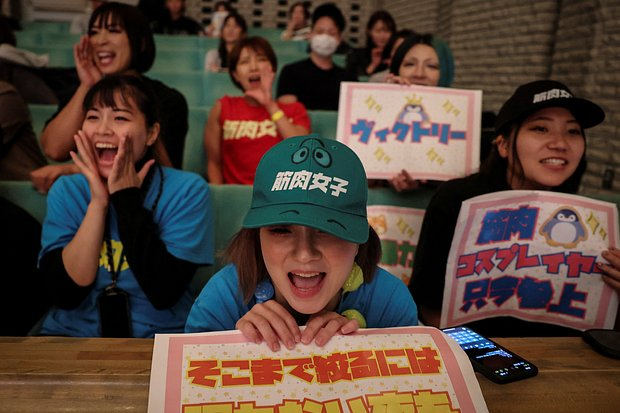 «Женщины красивы не худобой» Как бар, где суровые сотрудницы бьют посетителей, стал популярнее кафе с горничными и школьницами