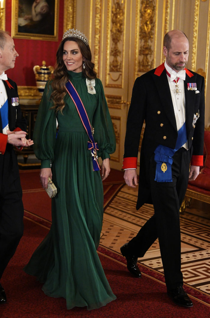 Изумрудный шелк и тиара «Узелки любви»: Кейт Миддлтон и принц Уильям на банкете в честь визита президента Нигерии