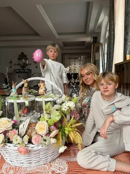 Корзины с цветами и фото из храма: как Виктория и Олег Шеляговы, Яна Рудковская, Татьяна Навка и другие звёзды отметили Пасху