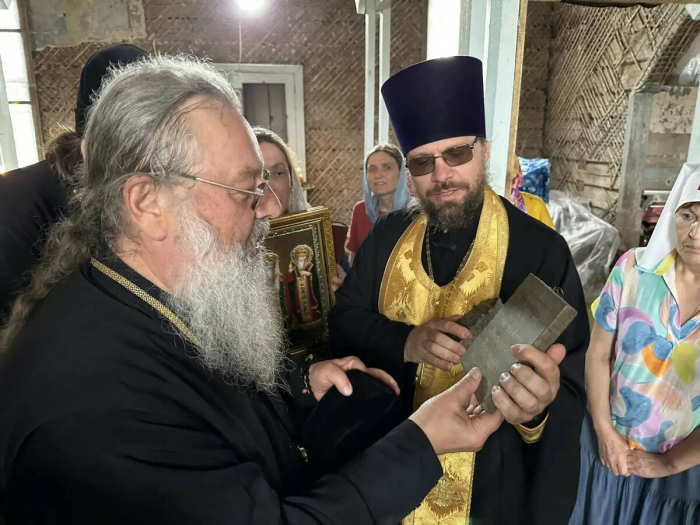 Митрополит Кирилл освятил колокола для деревянного храма XIX века в селе Люткин