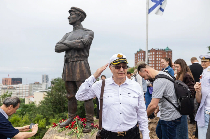 Памятник первому строителю Владивостока открыли на сопке Орлиное Гнездо