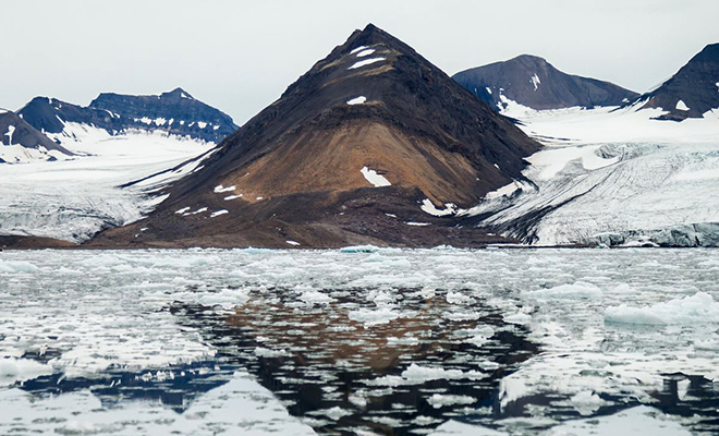 На спутниковых снимках Антарктиды разглядели пирамиду. Даже если это гора, то ее формы слишком правильные