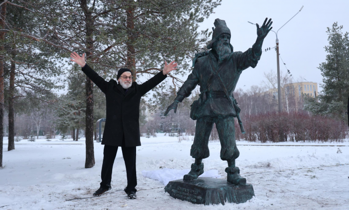 В Архангельске торжественно открыли скульптуру Робинзона Крузо