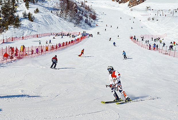 Отдых на Эльбрусе в зимний сезон 2025-2026: горнолыжные курорты, трассы и цены