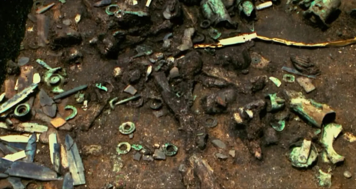 В Саньсиндуй в Сычуани нашли 3‑тысячелетний топор из метеоритного железа — крупнейший на юго‑западе Китая