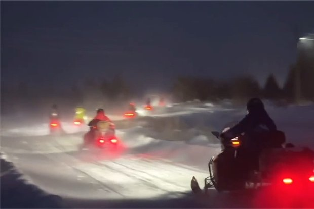 Группа из 13 россиян на снегоходах пропала в горах. Спасатели не смогли найти ни одного их следа. Что известно к этому часу?