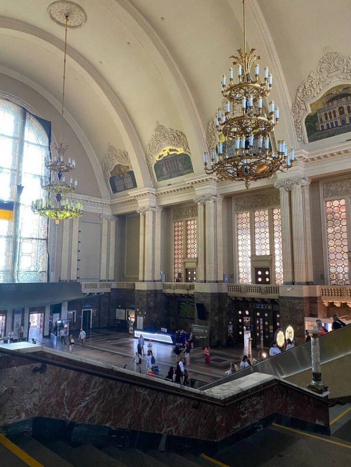 Почему на вокзалах и в аэропортах делают высокие потолки