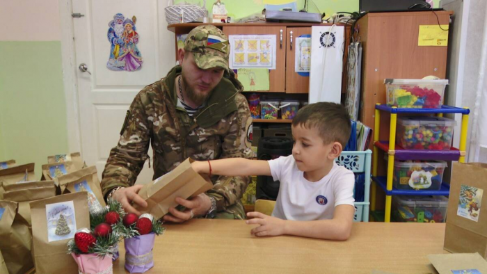 Юные нижнекамцы подготовили новогодние подарки для бойцов на передовой