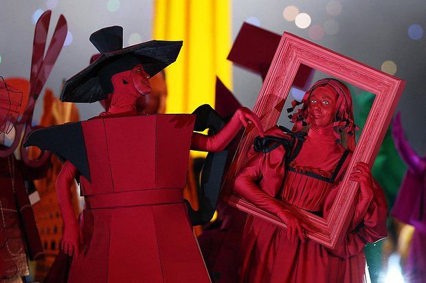 Танцующие кофеварки, декольте Марайи Кэри и путешествие во времени. Самые яркие кадры церемонии открытия зимней Олимпиады-2026