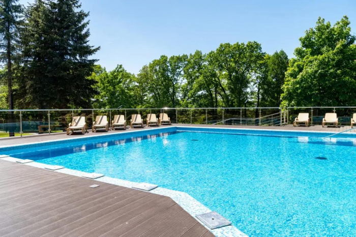 Куда поехать на майские праздники в Подмосковье: 7 проверенных парк-отелей с бассейнами