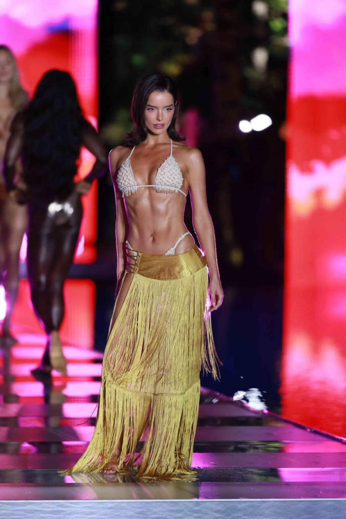 Модели в купальниках: смотрим невероятно горячие фото с недели моды Miami Swim Week — 2026