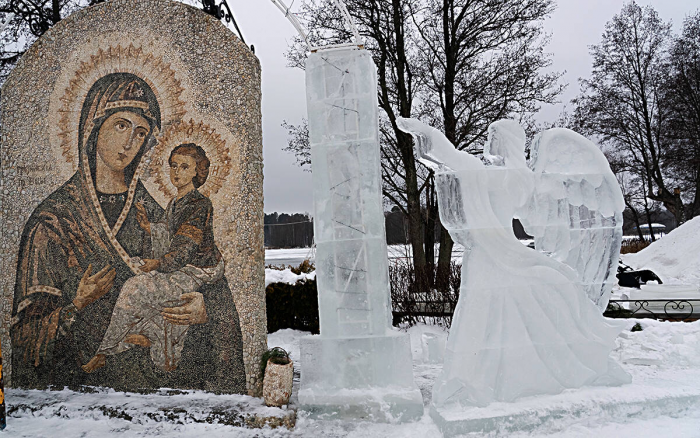 Семиметровые ангелы из снега, горки и пряники: как Раифа готовится к Крещению и Рождеству