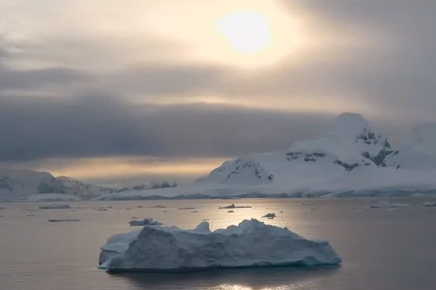 Сторонники плоской Земли побывали на краю земного диска, где никогда не заходит Солнце. Чем их потрясло увиденное?