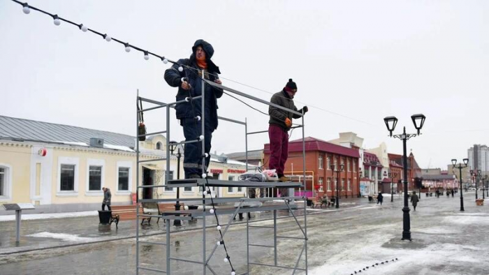 В Барнауле начали устанавливать новогодний городок на Мало-Тобольской
